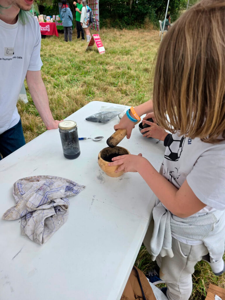Fabrication de l'encre naturelle.